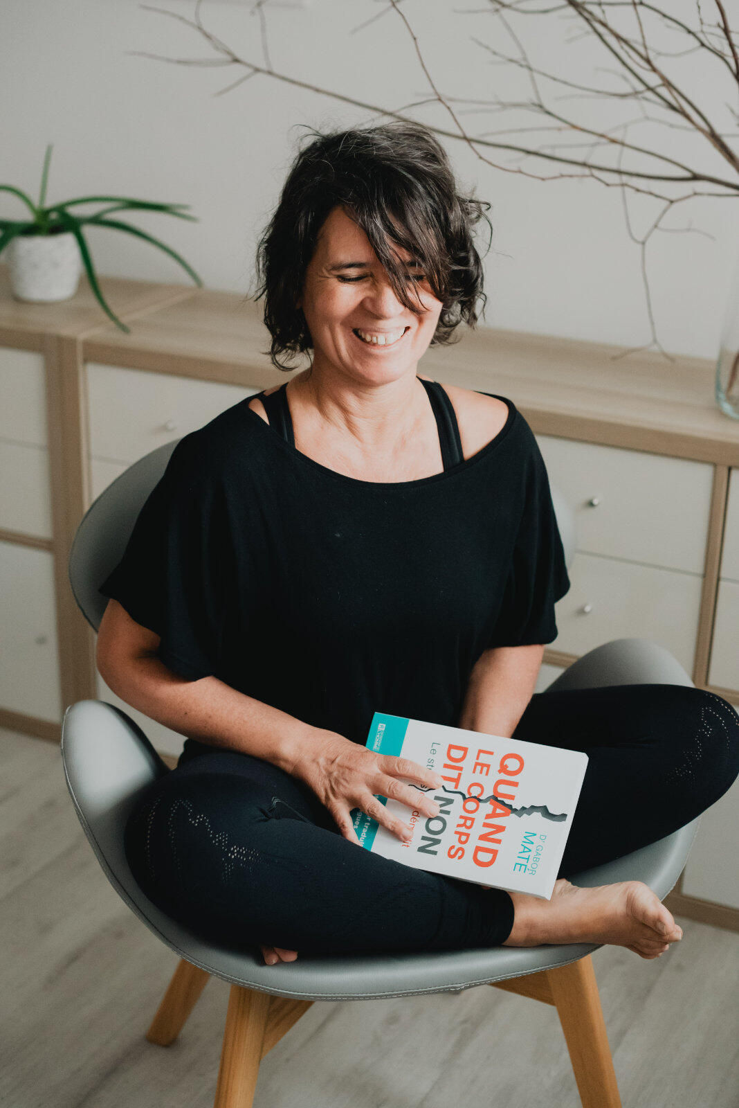 Raquel Devillé à Recentrez-vous, thérapeute spécialiste en stress et trauma Thérapeute spécialiste en stress et trauma avec la méthode TRE, Somatic Experiencing, Brainspotting et Constellations Familiales